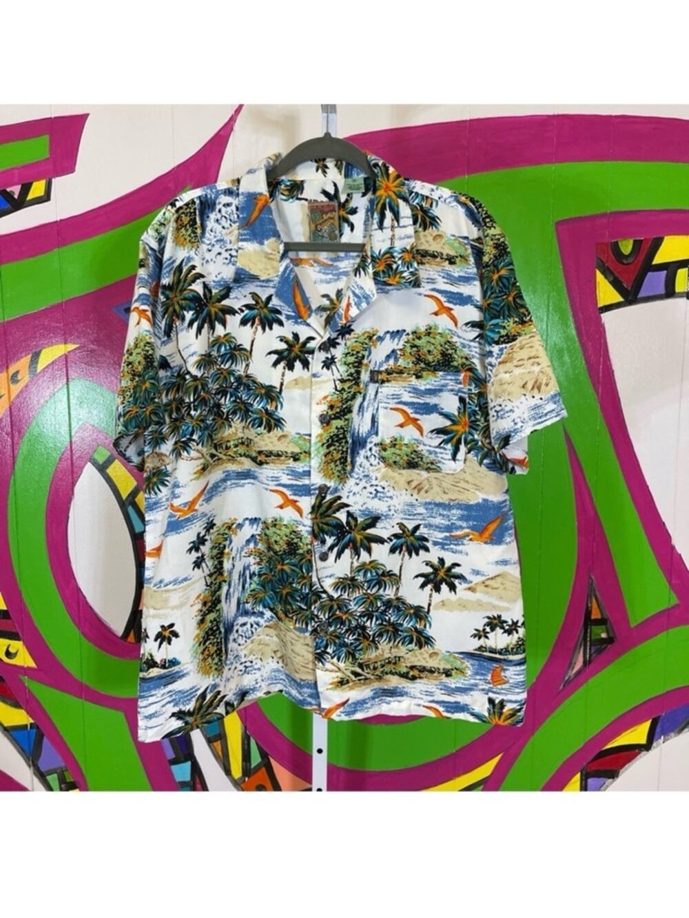 Pineapple Connection, Hawaiian Print Button Down Shirt. Size Medium.